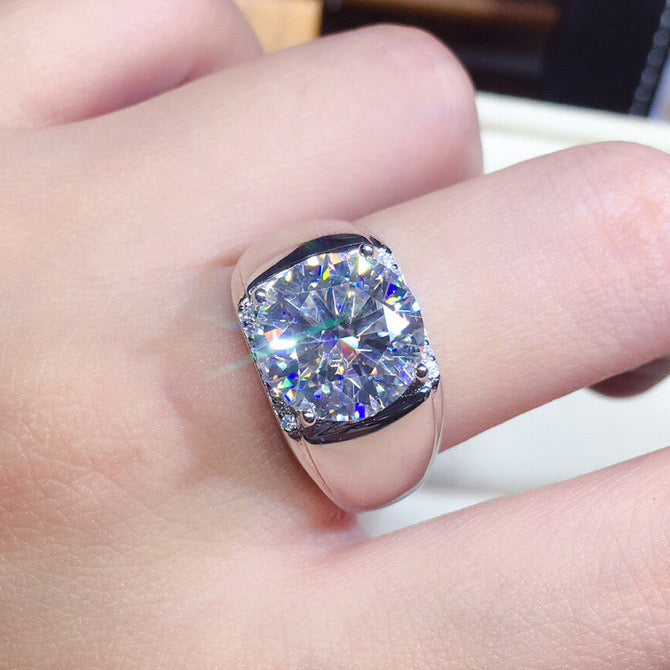 Sparkling 5 carats cubic zirconia ring
