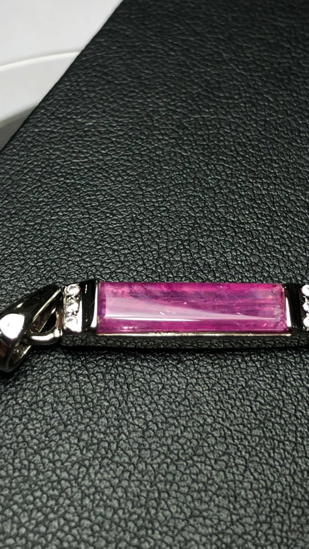 1 Corundum 4.4ct set in Sterling 925 Silver Pendant