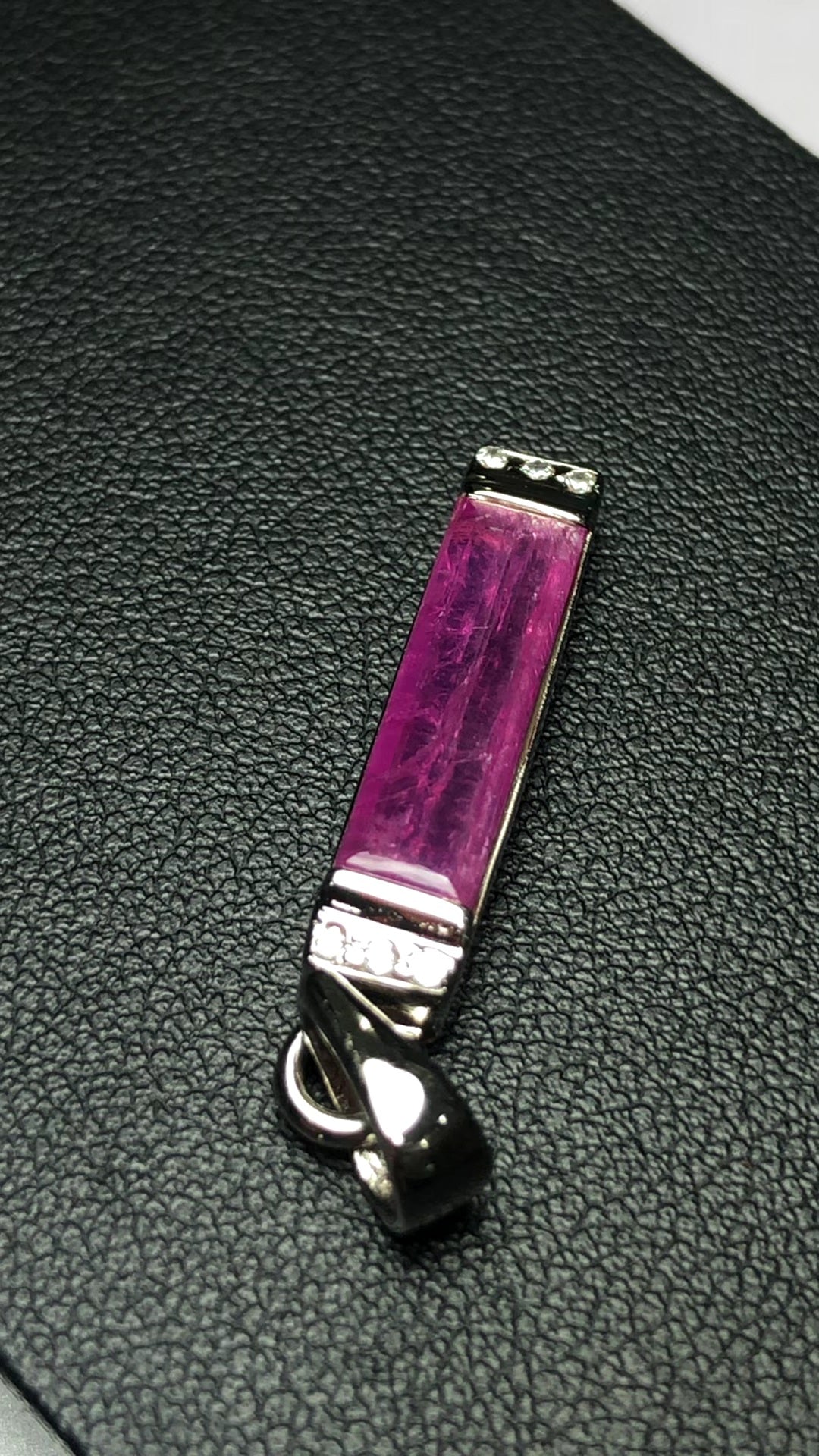 1 Corundum 4.4ct set in Sterling 925 Silver Pendant
