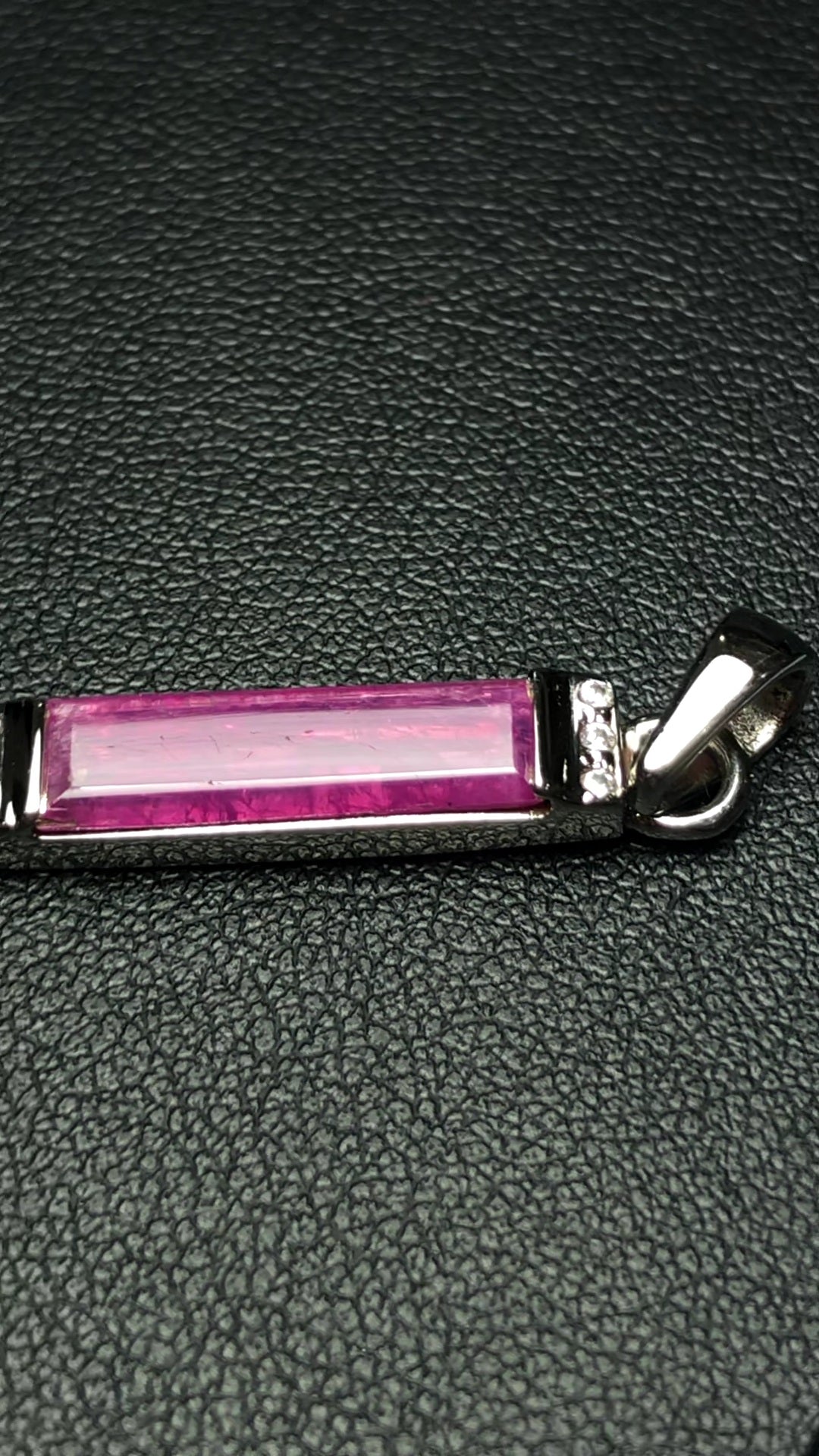 1 Corundum 4.4ct set in Sterling 925 Silver Pendant