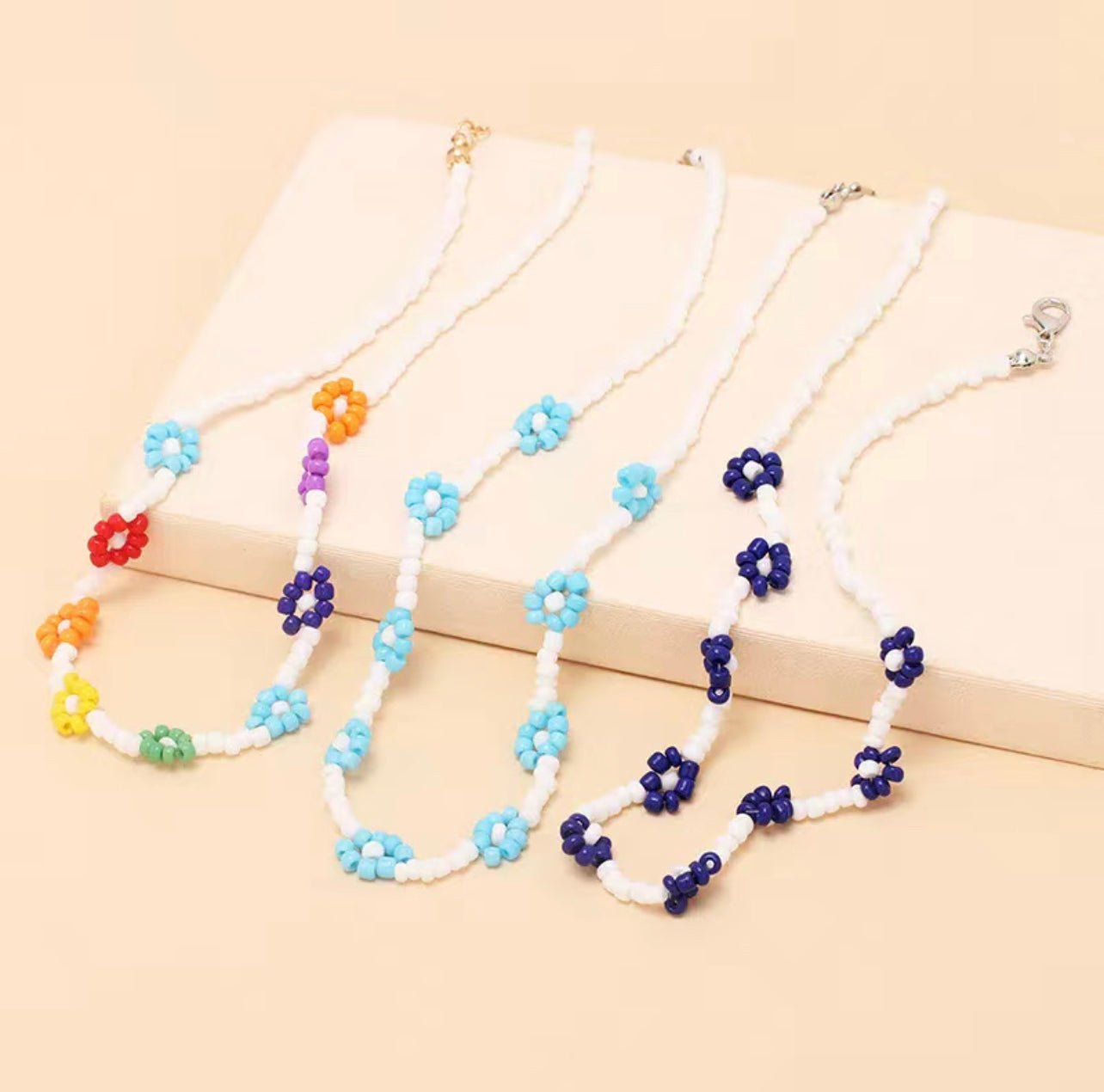 Seed beads daisy necklace