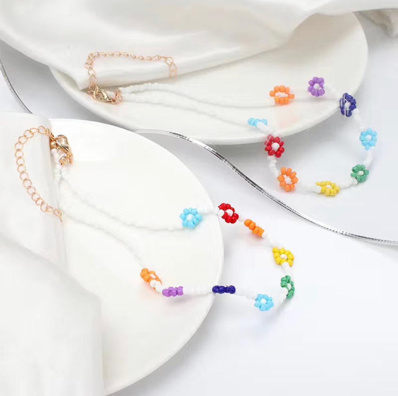 Seed beads daisy necklace
