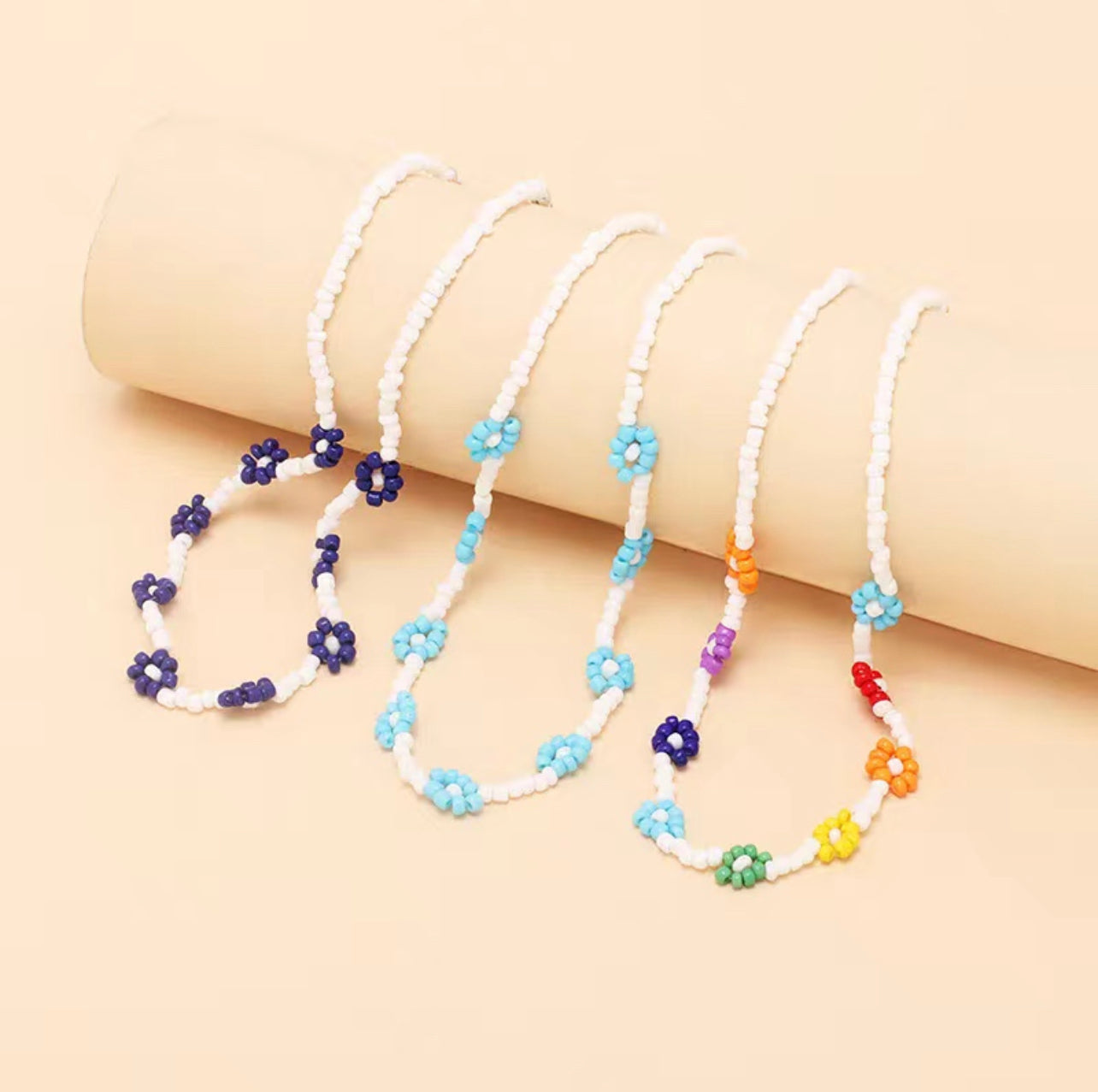 Seed beads daisy necklace