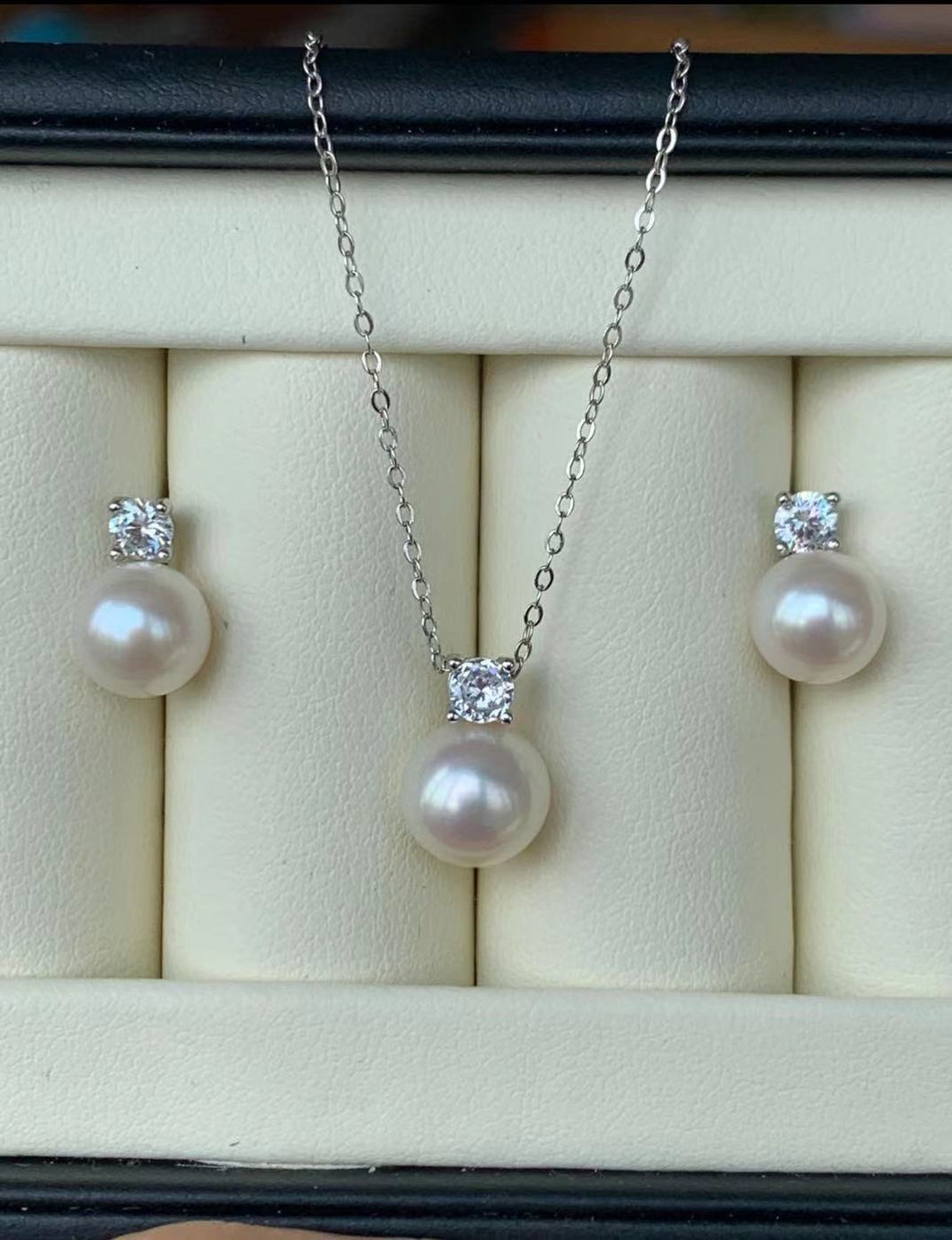 Princes Diane design freshwater pearl earrings and pendant