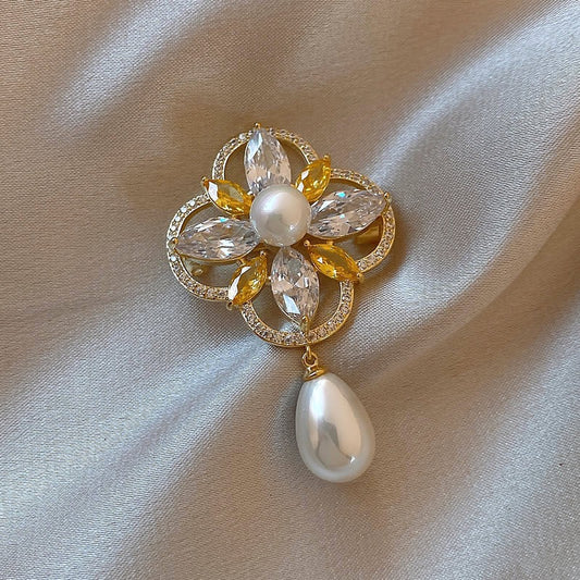 Clover pearl pin