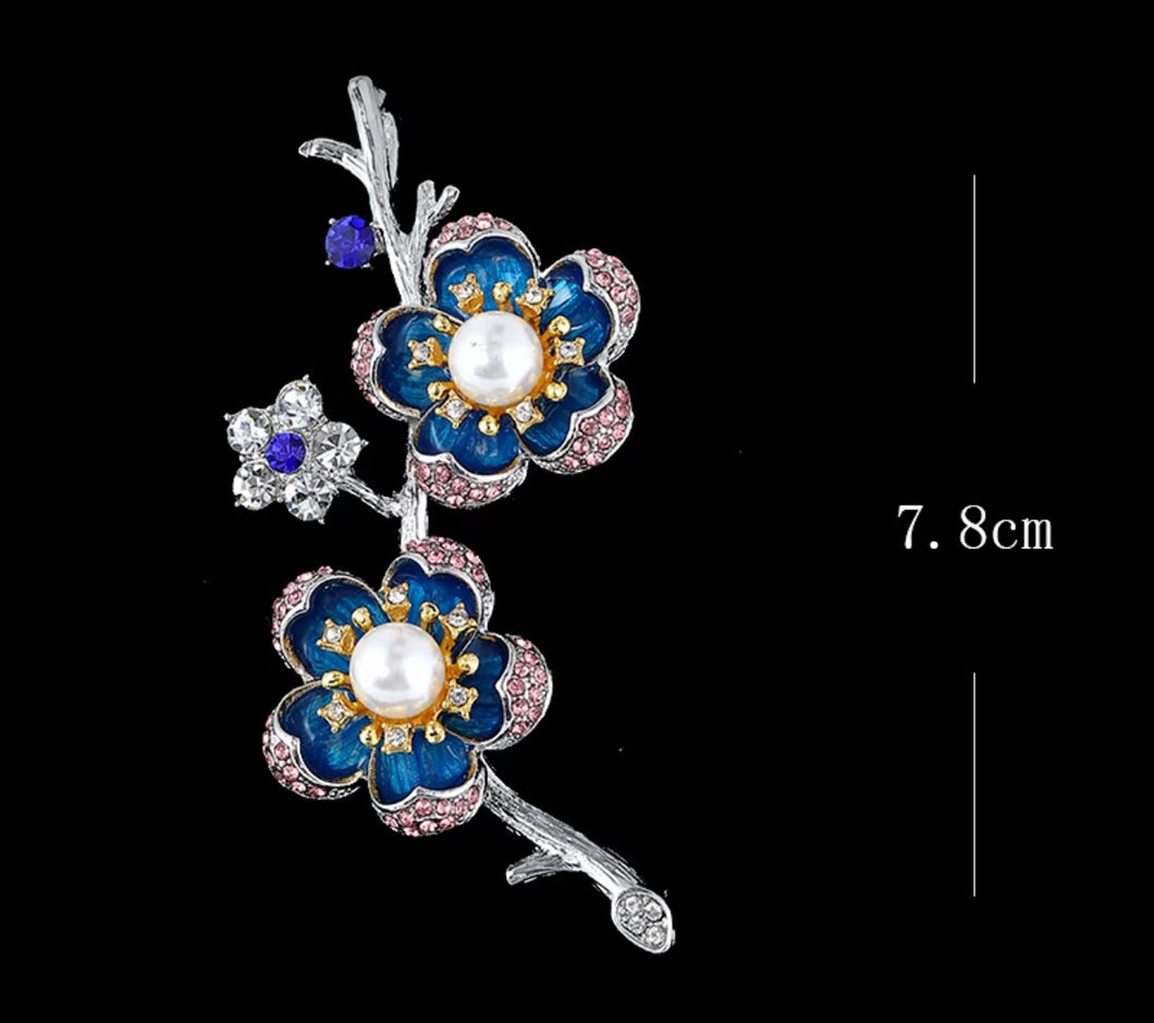 Elegant Floral Brooch with Pearls