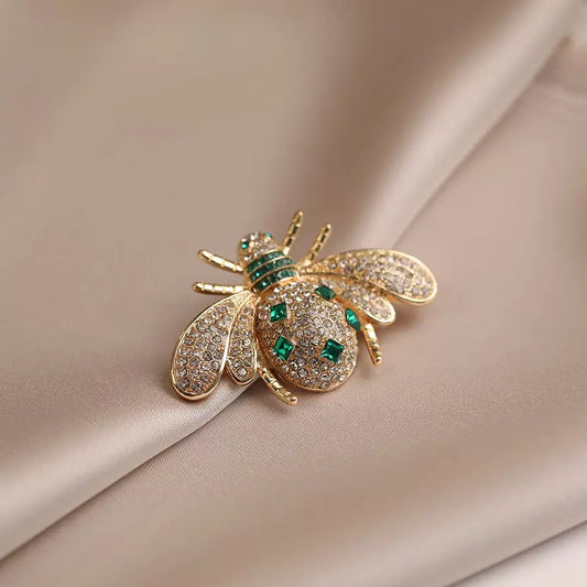 Charming bee design brooch