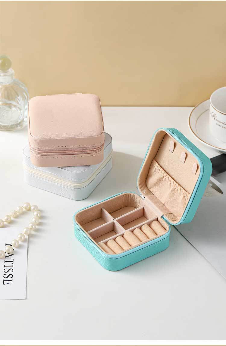 Mini zip close jewelry traveling case