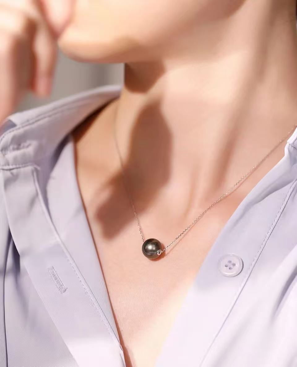 Black Tahitian Pearl slide on 18 karat gold chain