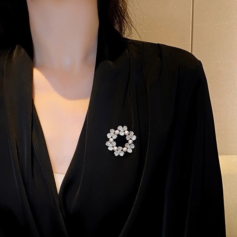Flower pearl wreath pin