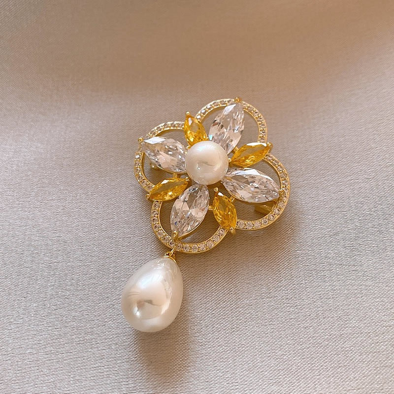 Clover pearl pin
