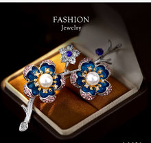Load image into Gallery viewer, Elegant Floral Brooch with Pearls
