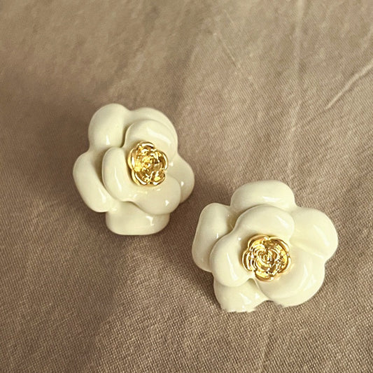 Camelia stud
