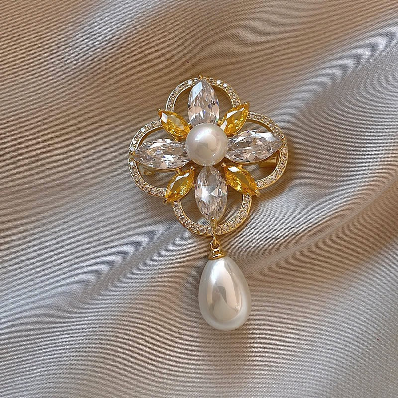 Clover pearl pin