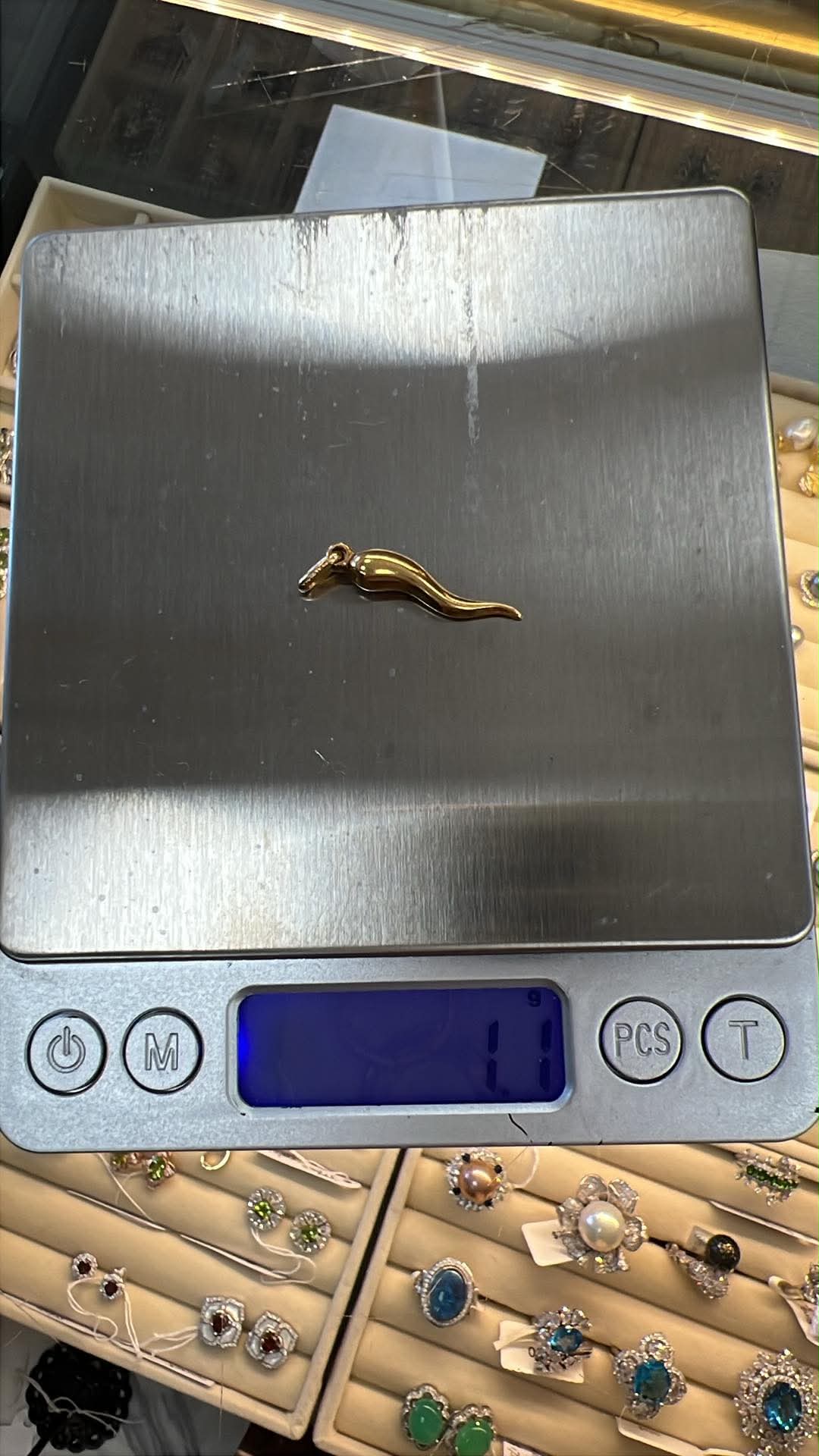 14 karat yellow gold horn pendant