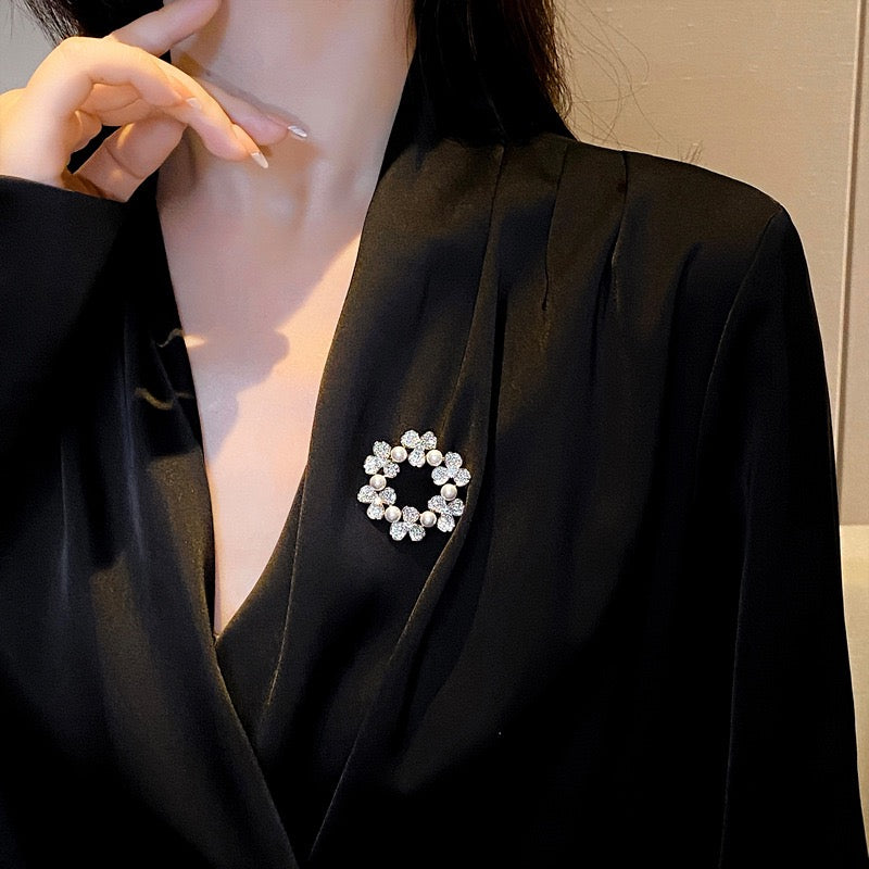 Flower pearl wreath pin