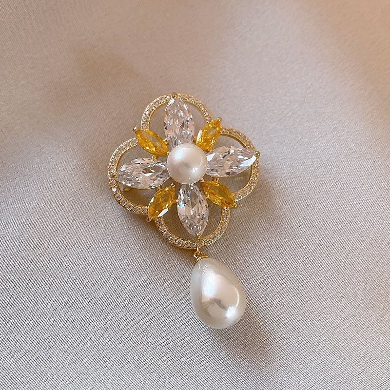 Clover pearl pin