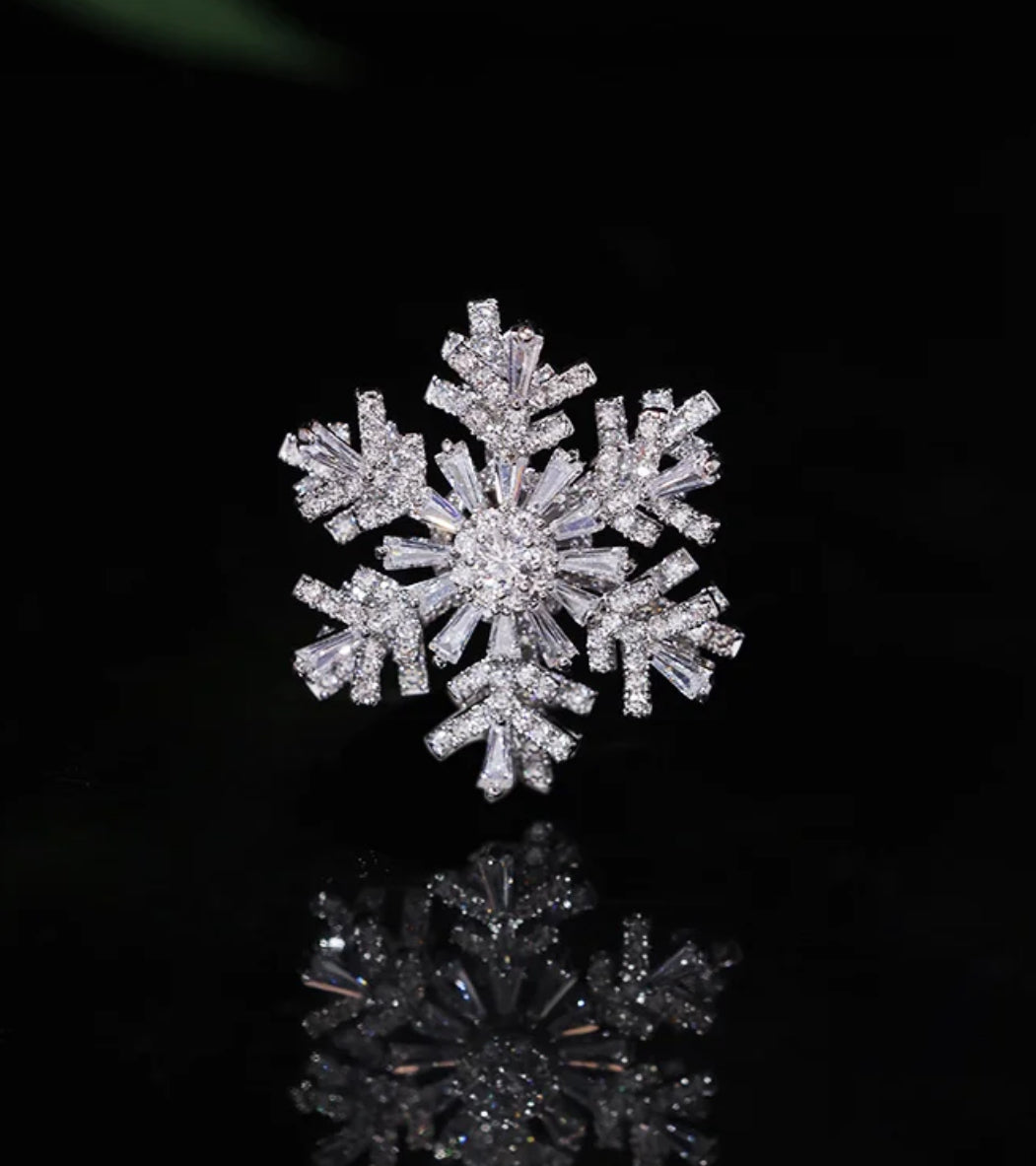 Snow flake pin that spins