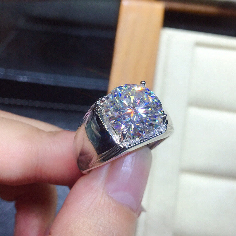 Sparkling 5 carats cubic zirconia ring