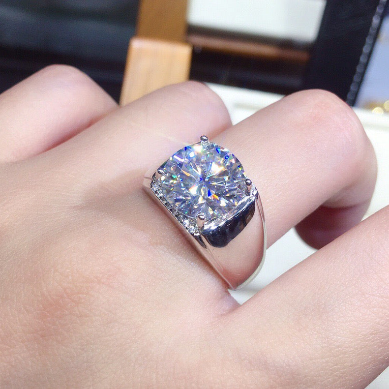 Sparkling 5 carats cubic zirconia ring