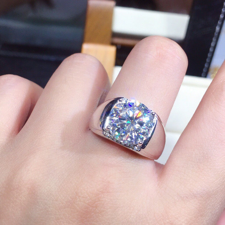Sparkling 5 carats cubic zirconia ring
