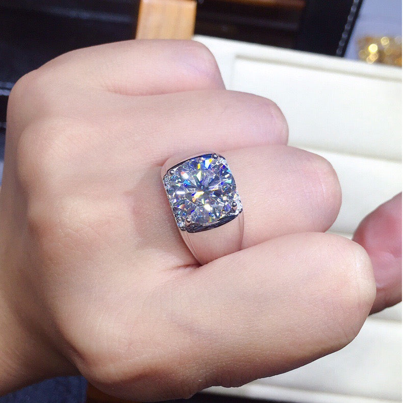 Sparkling 5 carats cubic zirconia ring