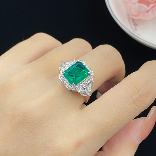 Emerald similant cubic zirconia ring