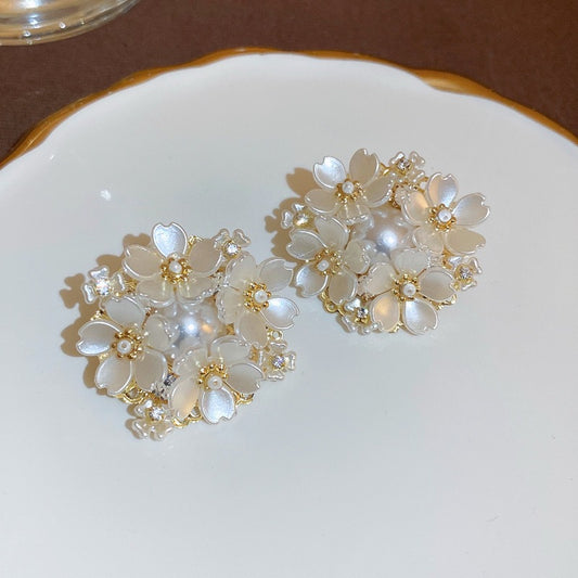 Floral pearl earring