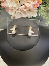Load image into Gallery viewer, 7.5mm Pearl “Tail Fin” Stud Earrings
