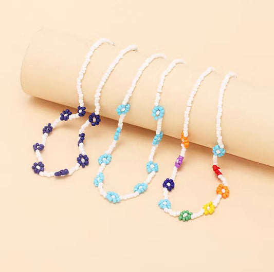 Seed beads daisy necklace